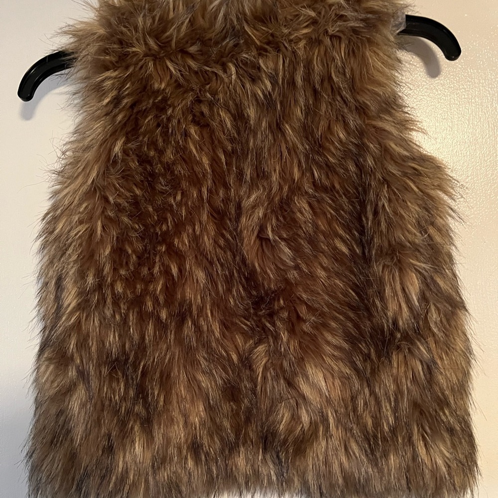 Little girls faux fur vest size xs (4)